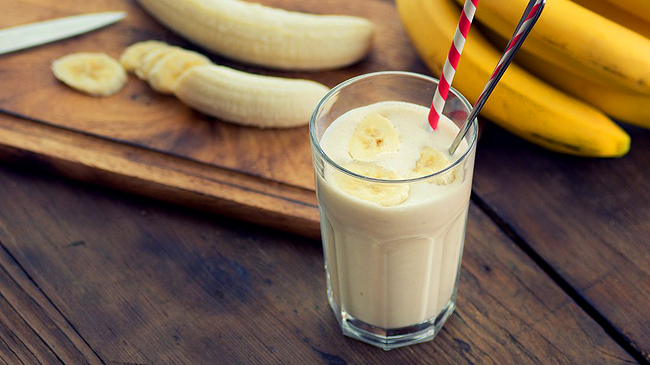 Как приготовить молочный коктейль с мороженым и бананом