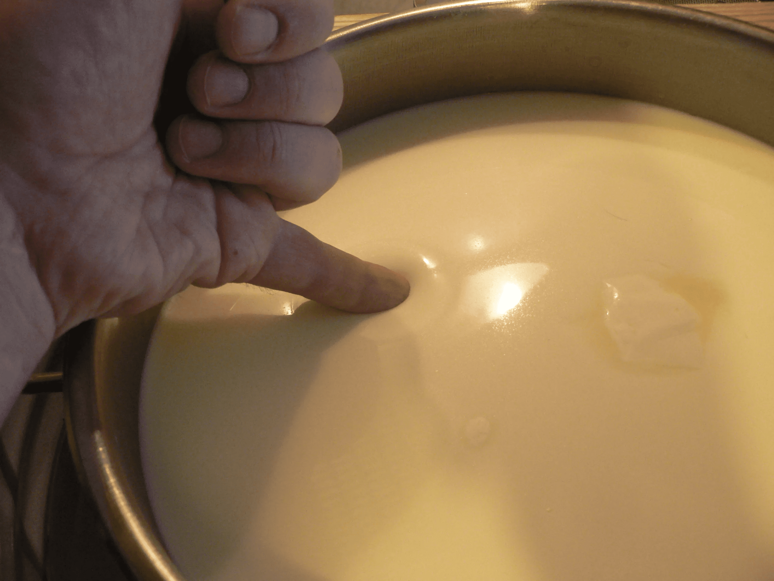 Можно сделать сыр в домашних условиях. Приготовление сыра. Приготовление домашнего сыра. Домашний сыр из молока. Приготовить сыр в домашних условиях из молока.