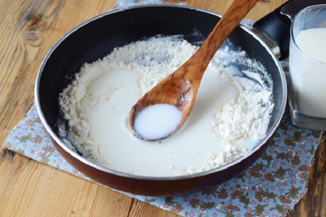 подливка из муки и молока. молочный соус для котлет. приготовление молочного соуса. молочный соус для котлет. молочный соус рецепт.